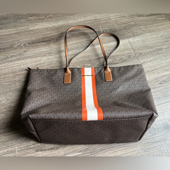 Michael Kors weekender bag in excellent condition from pet and smoke free home - Picture 5 of 16